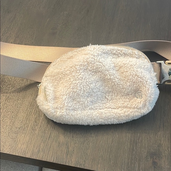 Lululemon Athletica White Sherpa Bag - Picture 1 of 4